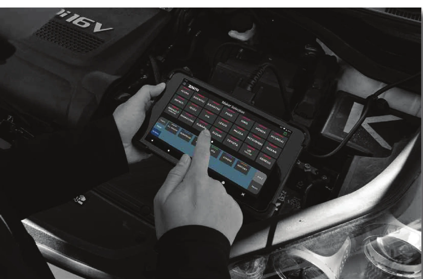 Teknisyen motor bölmesinde gerçek Zenith Z5 tablet ile araç taraması yapıyor