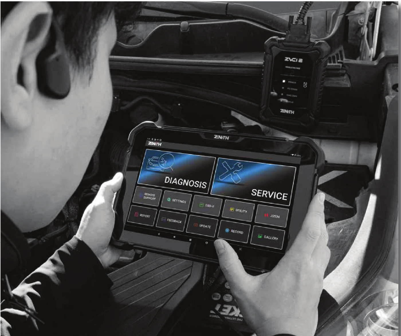 Teknisyen gerçek Zenith Z7 Pro tablet ve ZVCI2 ile araç üzerinde çalışıyor
